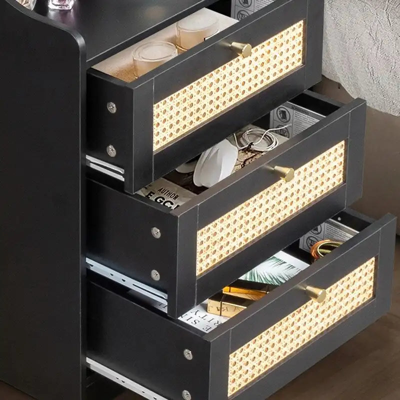 Nachttisch mit 3 Schubladen und USB-Anschluss