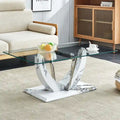 Moderner minimalistischer Couchtisch aus transparentem Hartglas mit MDF-Beinen in Marmoroptik und dekorativen Säulen aus Edelstahl